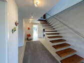 Hausflur mit Kragarmtreppe - 