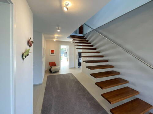 Hausflur mit Kragarmtreppe - 