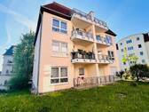 Hausansicht mit Balkon - WE 1. OG rechts - lichtdurchflutete 2- Zimmerwohnung im 1.Obergeschoß zu verkaufen