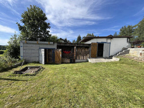 fast ebener Garten - 