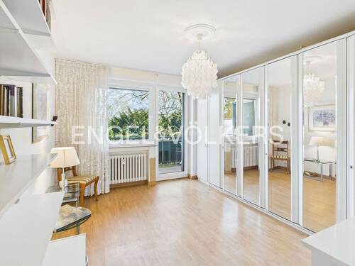 Schlafzimmer mit Zugang zum Balkon - 