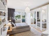 [KI-generiertes Foto] Schlafzimmer mit Zugang zum Balkon - 