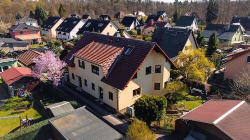 Hausansicht - Familienidylle im Grünen - 5-Zimmer-Doppelhaushälfte mit Pool & Partykeller vor den Toren Dresdens