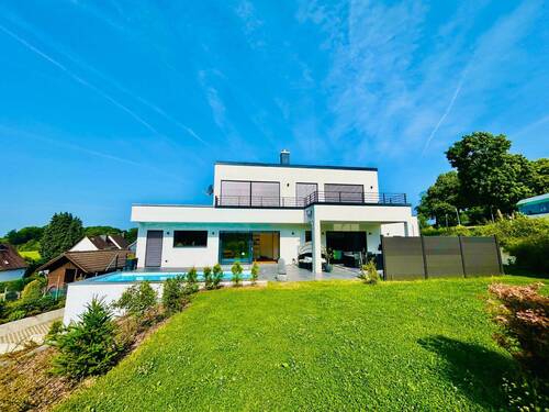 Garten / Terrasse / Pool - Luxuriöses Einfamilienhaus mit Sauna, Außenpool und Smart Home Technologie