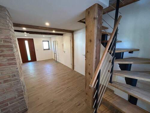 Flur im Erdgeschoss mit Treppe in das Dachgeschoss - 