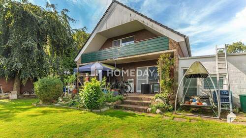 Außenansicht 1 - Gepflegte und solide DHH mit Terrasse, Loggia, 2 Bädern, EBK und Carport 