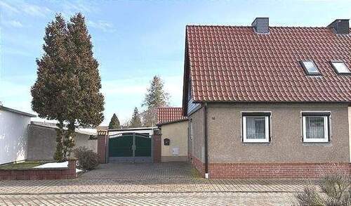 Stellplatz und Einfahrt - 5 Zimmer Doppelhaushälfte in Artern/Unstrut
