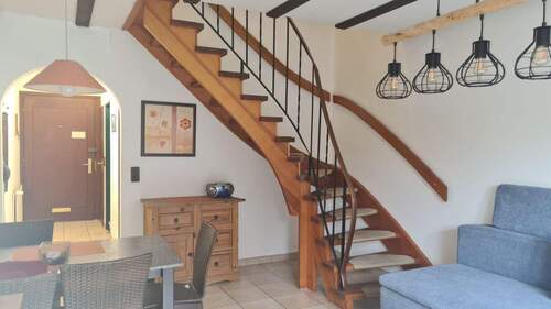 Treppenaufgang im Wohn-/Esszimmer - 