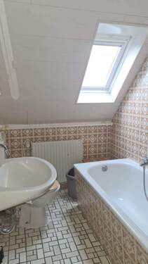 kleines Bad mit Wanne und WC im DG - 