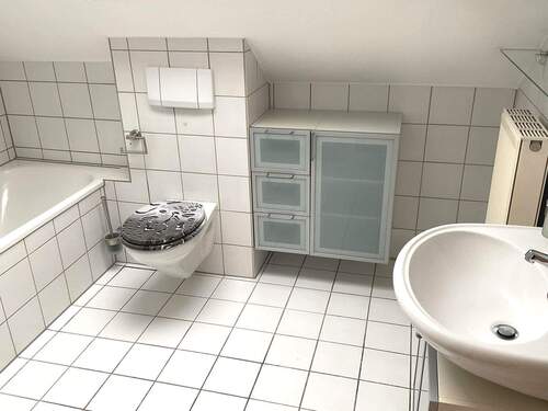 Bad mit Badewanne und Dusche im Dachgeschoss - 