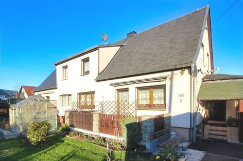 Hausansicht mit Garten - Gepflegte Doppelhaushälfte in ruhiger, grüner Lage mit Garten und Garage