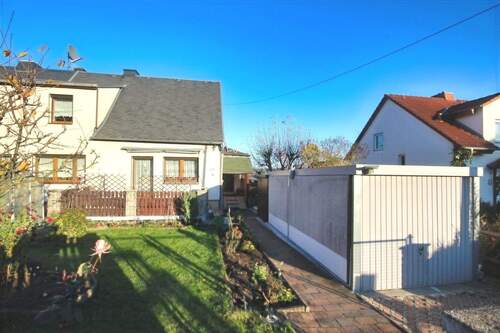 Hausansicht mit Garten - 5 Zimmer Doppelhaushälfte in Elsterberg