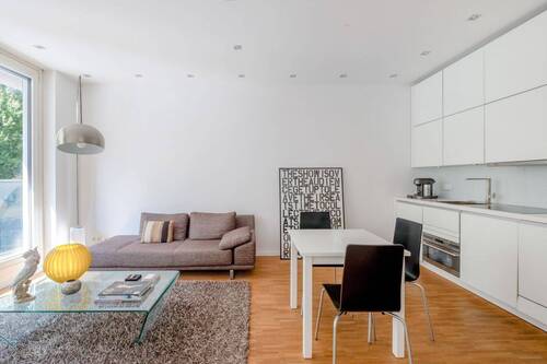 Wohnbereich mit offener Einbauküche - 2 Zimmer Etagenwohnung zum Kaufen in Berlin