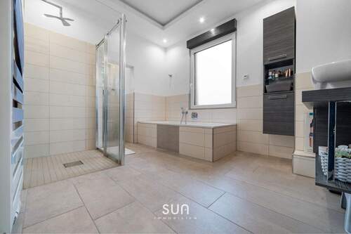 TAGESLICHTBAD 1. OG - 6 Zimmer Doppelhaushälfte in Hattersheim am Main