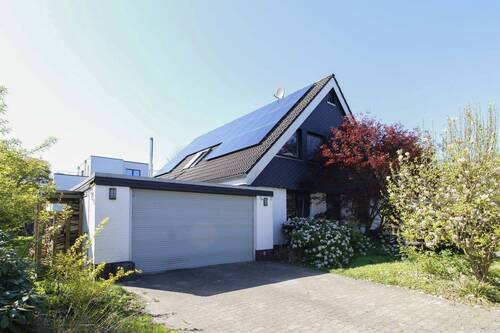 Straßenansicht mit Garage - 