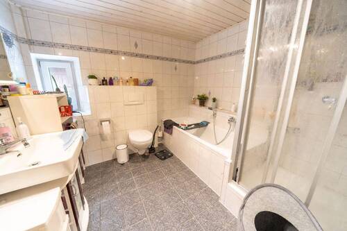 Badezimmer 1. OG - 