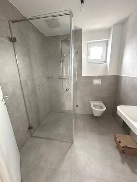 Blick ins Bad - Etagenwohnung mit 65,00 m&sup2; in Germering zur Miete