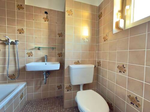 Tageslicht WC mit Dusche - Reihenmittelhaus mit 116,00 m&sup2; in Neustadt am Rübenberge zum Kaufen