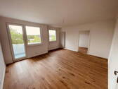 Wohnzimmer mit Balkon - Wohntraum mit 3 Zimmern & Weitblick am Mittellandkanal - hochwertig saniert & sofort bezugsbereit!