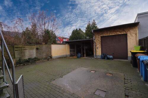 Blick auf die Garage - Mehrfamilienhaus, Wohnhaus mit 166,00 m² in Tangerhütte zum Kaufen