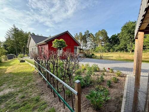 Bepflanzung neben dem Carport - 