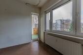 Blick vom Wohnzimmer zum Balkon - 
