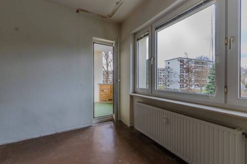 Blick vom Wohnzimmer zum Balkon - 