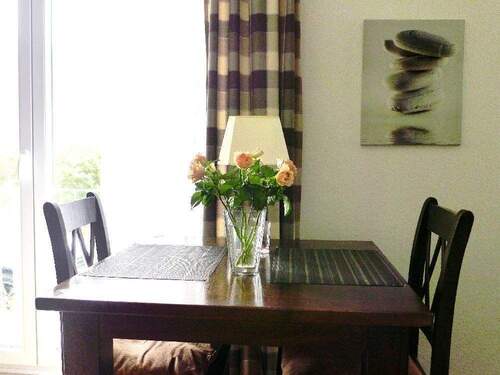 Esstisch neben den großen Loggiatüren - 