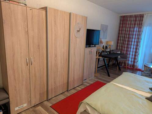 Kleiderschränke - Mehrfamilienhaus, Wohnhaus mit 35,00 m² in Seeg zum Kaufen