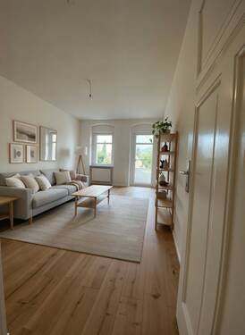 Wohnzimmer mit Balkon - (KI generiert) - Attraktive 2-Zimmer-Wohnung nahe Berliner Mauerweg - Komfort trifft Geschichte