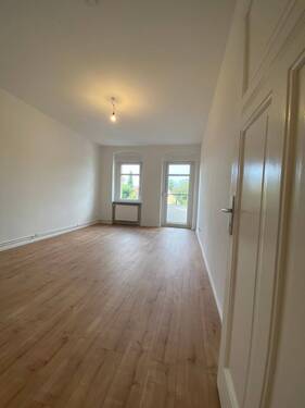 Wohnzimmer mit Balkon - 2 Zimmer Etagenwohnung zum Kaufen in Berlin