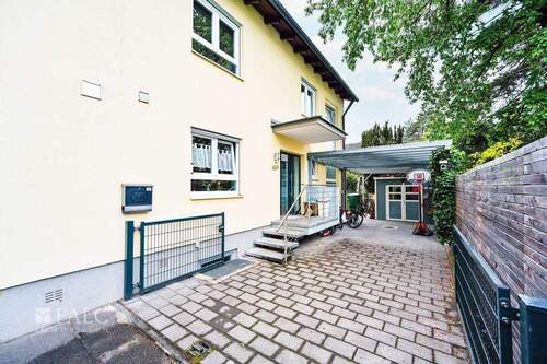 Gebäude mit Carport - 