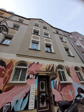 Hausansicht - Frisch sanierte KTV-Whg. mit neuem Bodenbelag und separater Küche ...
