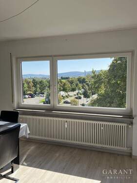 Aussicht Wohnzimmer - Wunderschöne 2 Zimmer-Wohnung mit Süd- und Westbalkon + Garage!