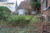 Vorgarten / Zugang zum Garten/Terrrasse - 7 Zimmer Einfamilienhaus in Steinheim / Ottenhausen