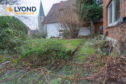 Vorgarten / Zugang zum Garten/Terrrasse - 7 Zimmer Einfamilienhaus in Steinheim / Ottenhausen