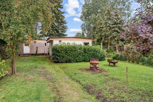 Blick auf die beiden neuen Gartenhäuser - 