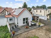 Blick auf Terrasse und PV Anlage - 
