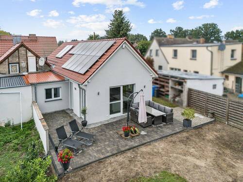 Blick auf Terrasse und PV Anlage - 
