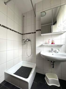 Bad mit Dusche - 