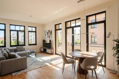 Wohn- und Essbereich mit Balkonzugang mit Einrichtungsbeispiel - Attraktive 4-Zimmer-Neubauwohnung im 1. Obergeschoss