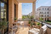 Balkon mit Einrichtungsbeispiel - 