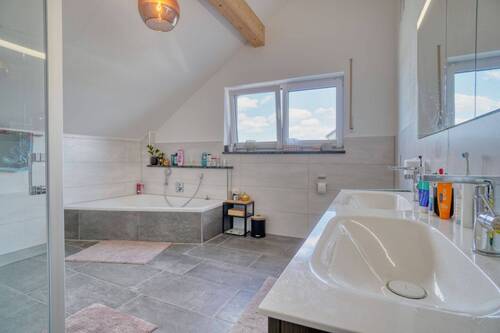 hochwertiges Tageslichtbad - 