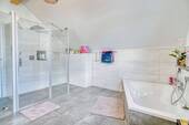 hochwertiges Tageslichtbad - 