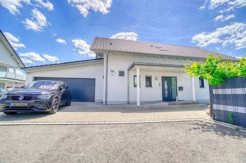 Außenansicht Eingangsbereich und Doppelgarage - 6 Zimmer Einfamilienhaus zur Miete in Berkheim