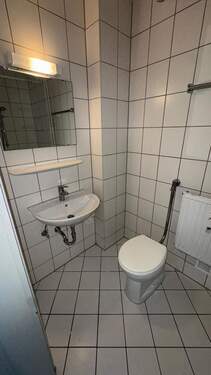 Bad mit Toilette + Waschbecken.jpg - 