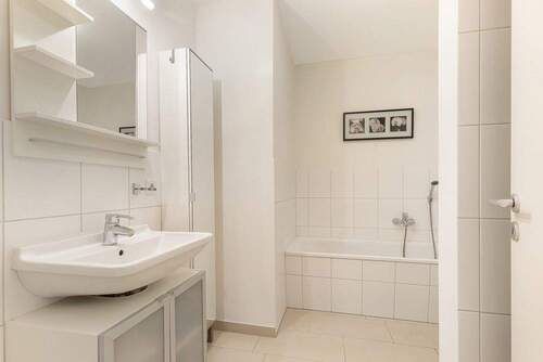 Bad mit Badewanne & Dusche - 