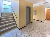 Treppenhaus mit Aufzug. - 