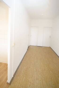 Flur - Etagenwohnung mit 65,90 m&sup2; in Eisleben zur Miete