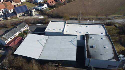 Bürogebäude mit freistehender Industriehalle und offene Lager- und Ladeüberdachung - 